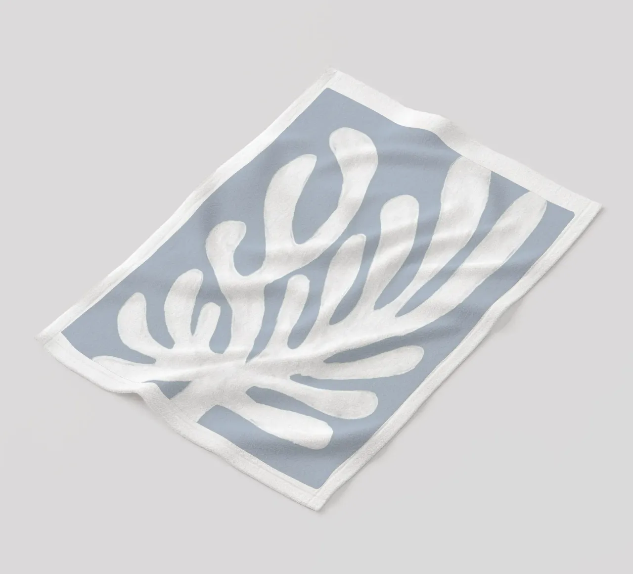 Alghe bianche astratte su blu coperta in pile da Melloi Art Print