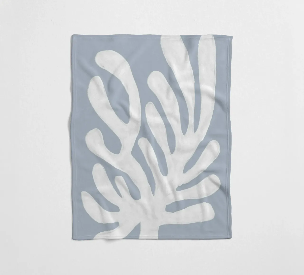 Alghe bianche astratte su blu coperta in pile da Melloi Art Print