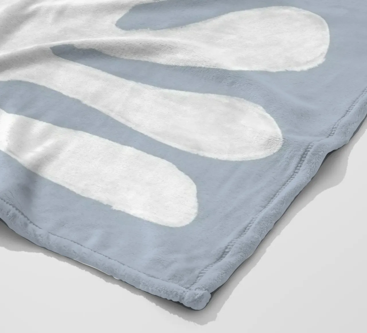 Alghe bianche astratte su blu coperta in pile da Melloi Art Print