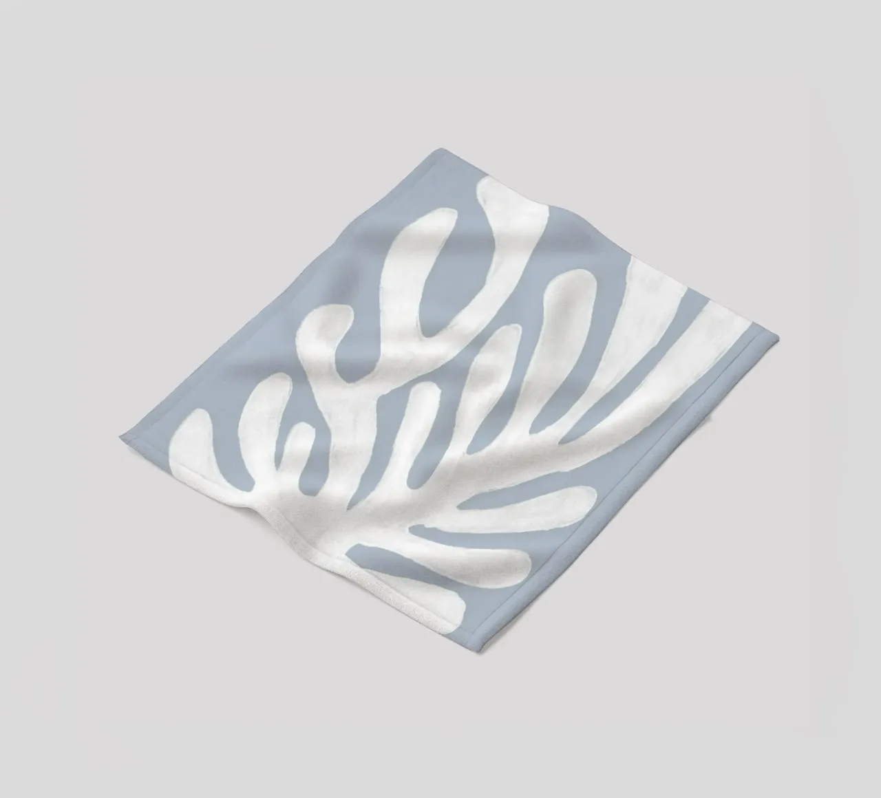 Alghe bianche astratte su blu coperta in pile da Melloi Art Print