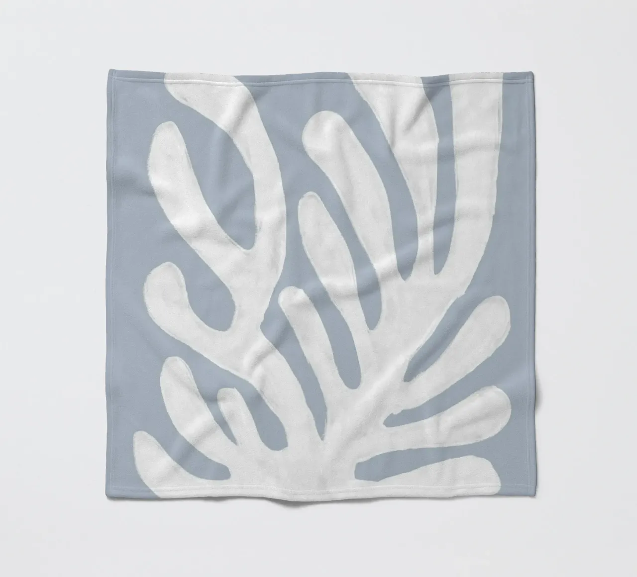 Alghe bianche astratte su blu coperta in pile da Melloi Art Print