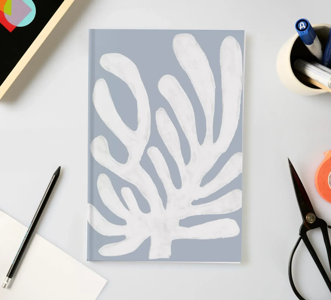 Alghe bianche astratte su blu diario da Melloi Art Print