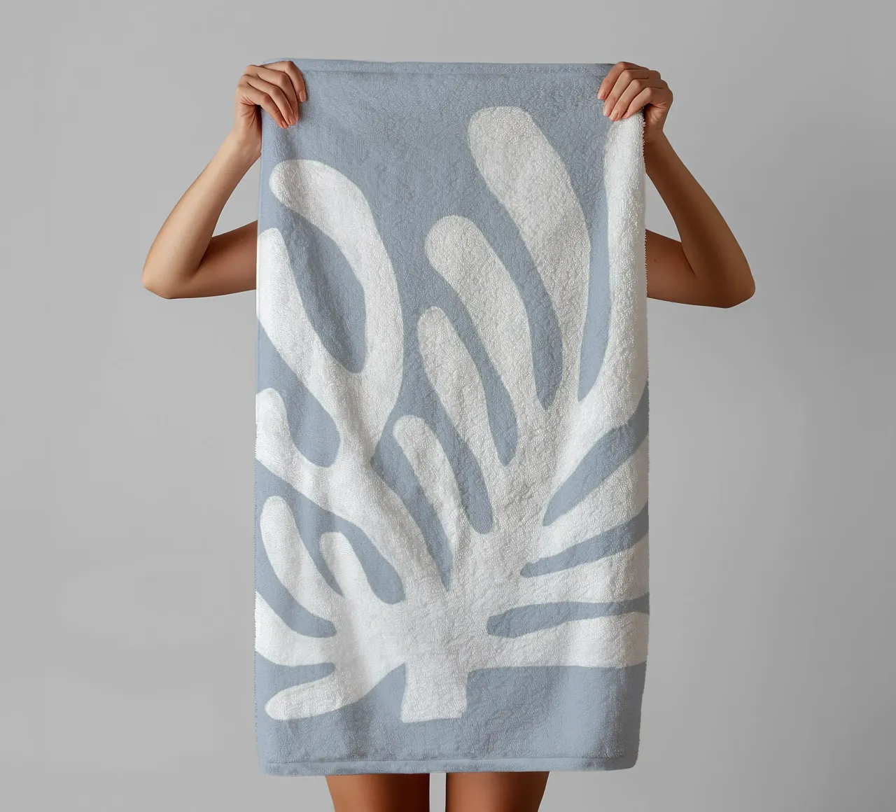 Alghe bianche astratte su blu asciugamano da bagno da Melloi Art Print