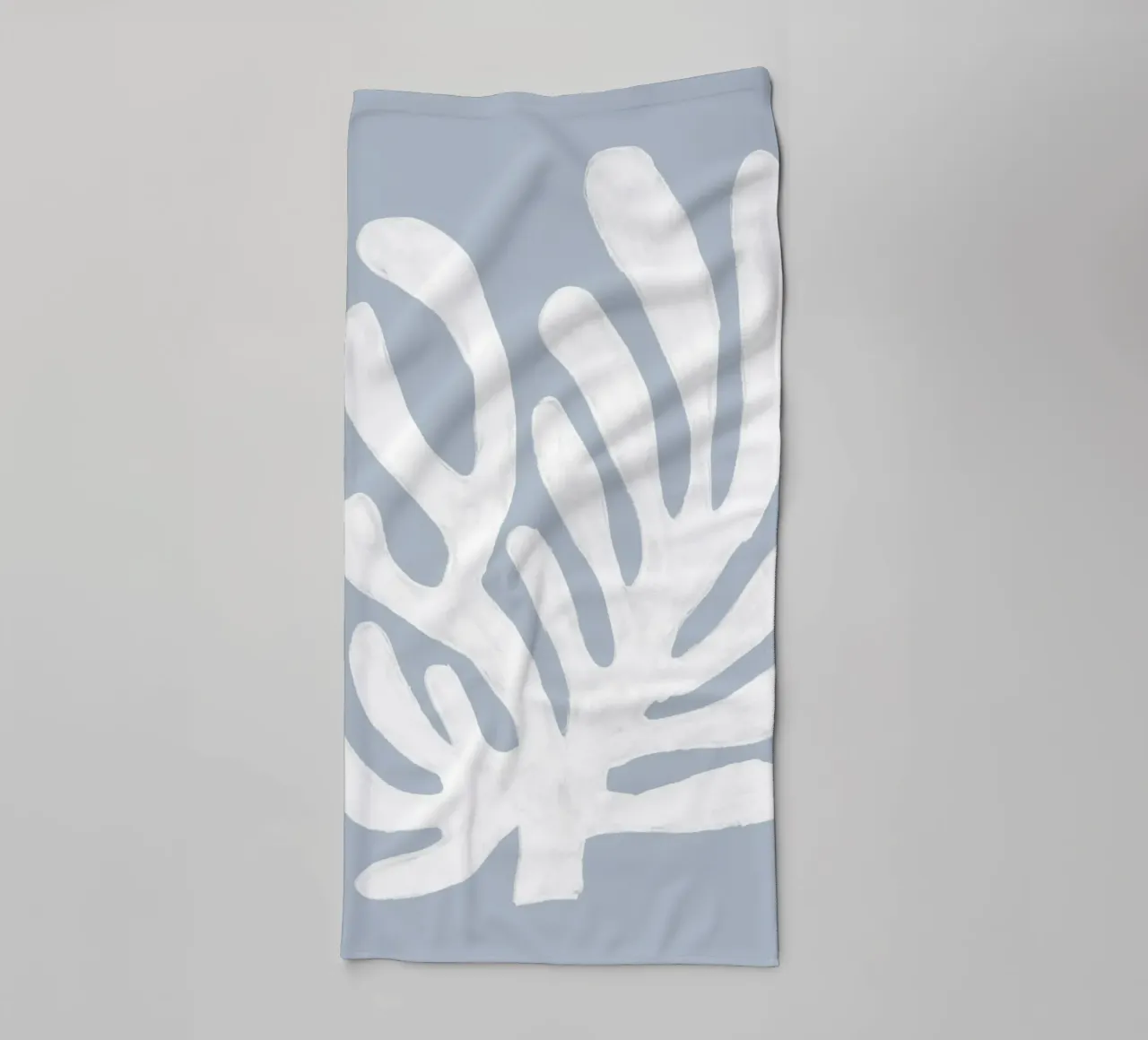 Alghe bianche astratte su blu asciugamano da bagno da Melloi Art Print