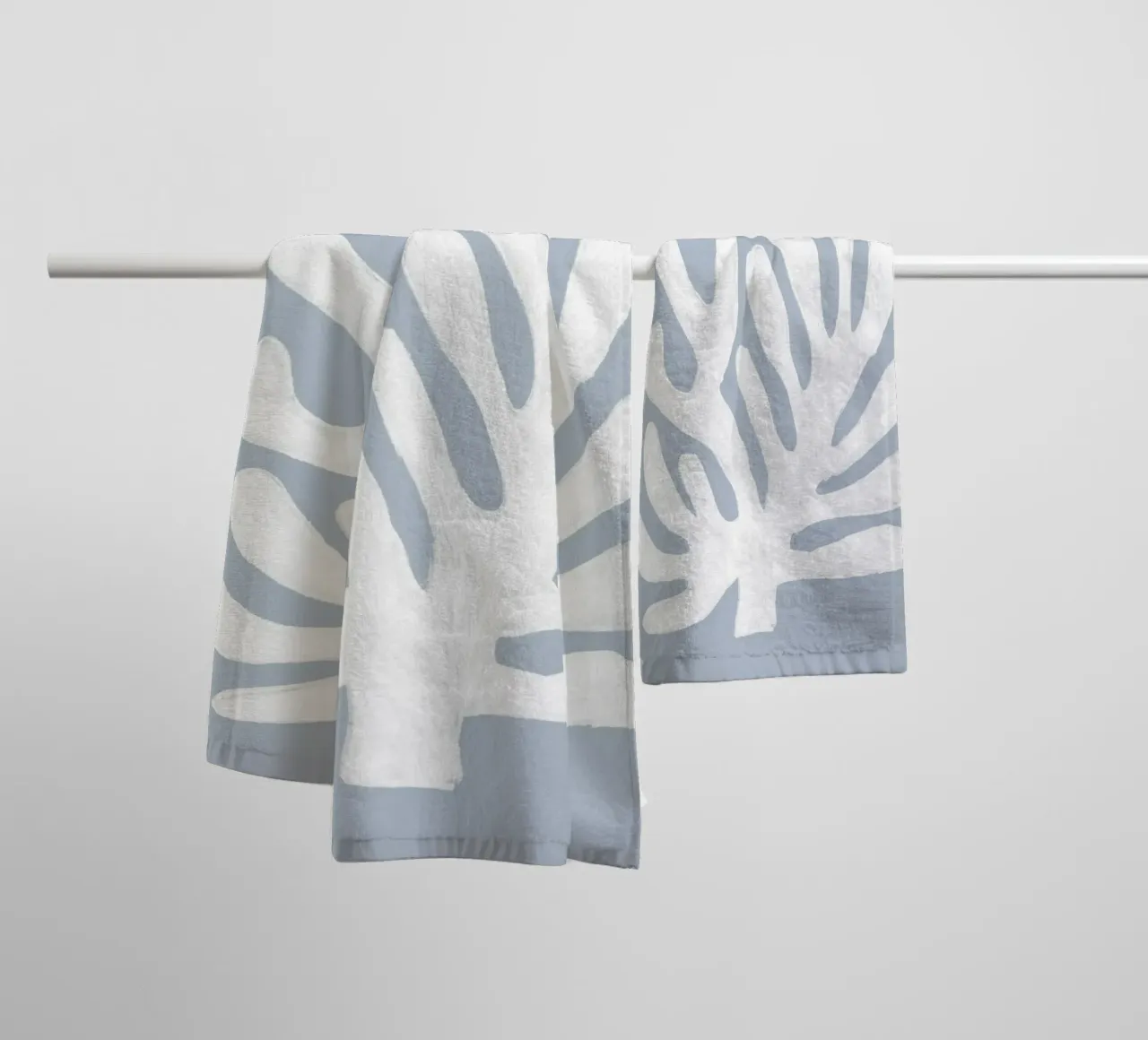 Alghe bianche astratte su blu asciugamano da bagno da Melloi Art Print