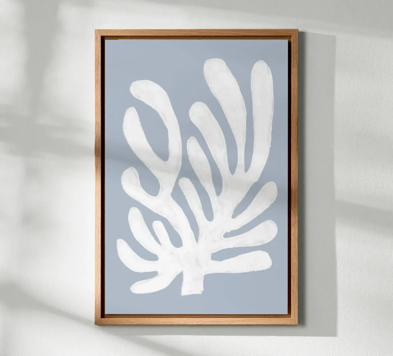 Alghe bianche astratte su blu tela da Melloi Art Print