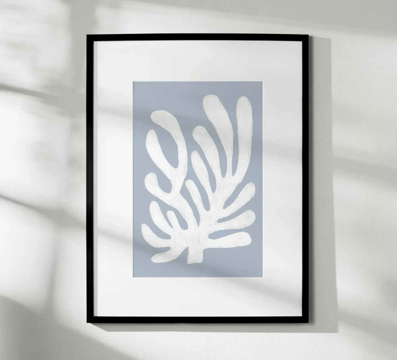 Alghe bianche astratte su blu carta hahnemühle da Melloi Art Print