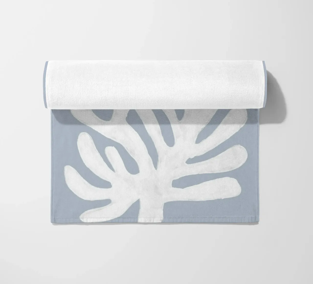 Alghe bianche astratte su blu telo mare da Melloi Art Print