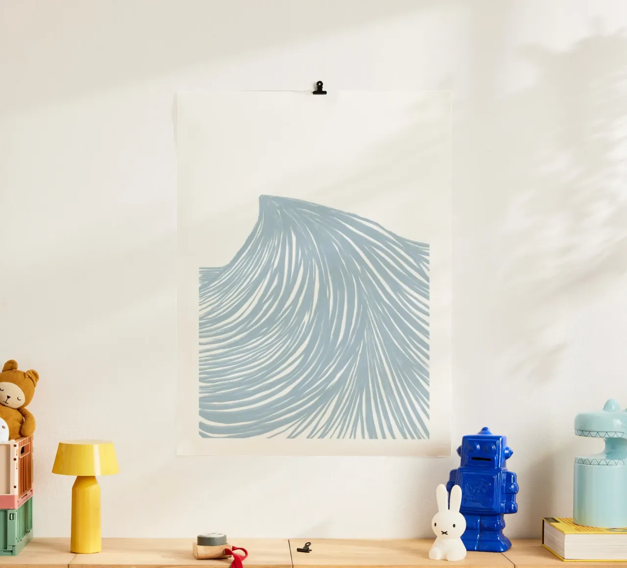 Onde astratte azzurre su bianco poster con telaio in legno da Melloi Art Print