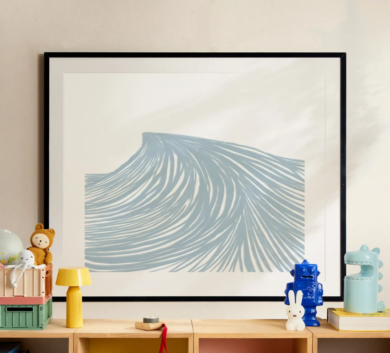 Onde astratte azzurre su bianco poster con telaio in legno da Melloi Art Print
