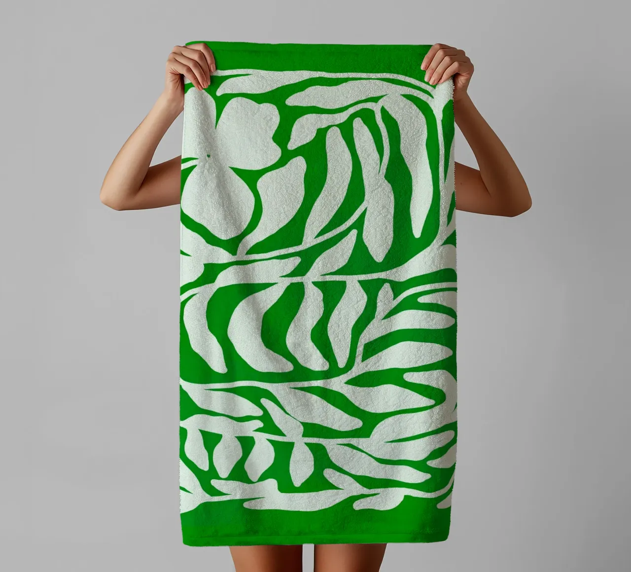 Tropical Green Cutout Floral Pattern with Island Vibe asciugamano da bagno da mysteriouscoco