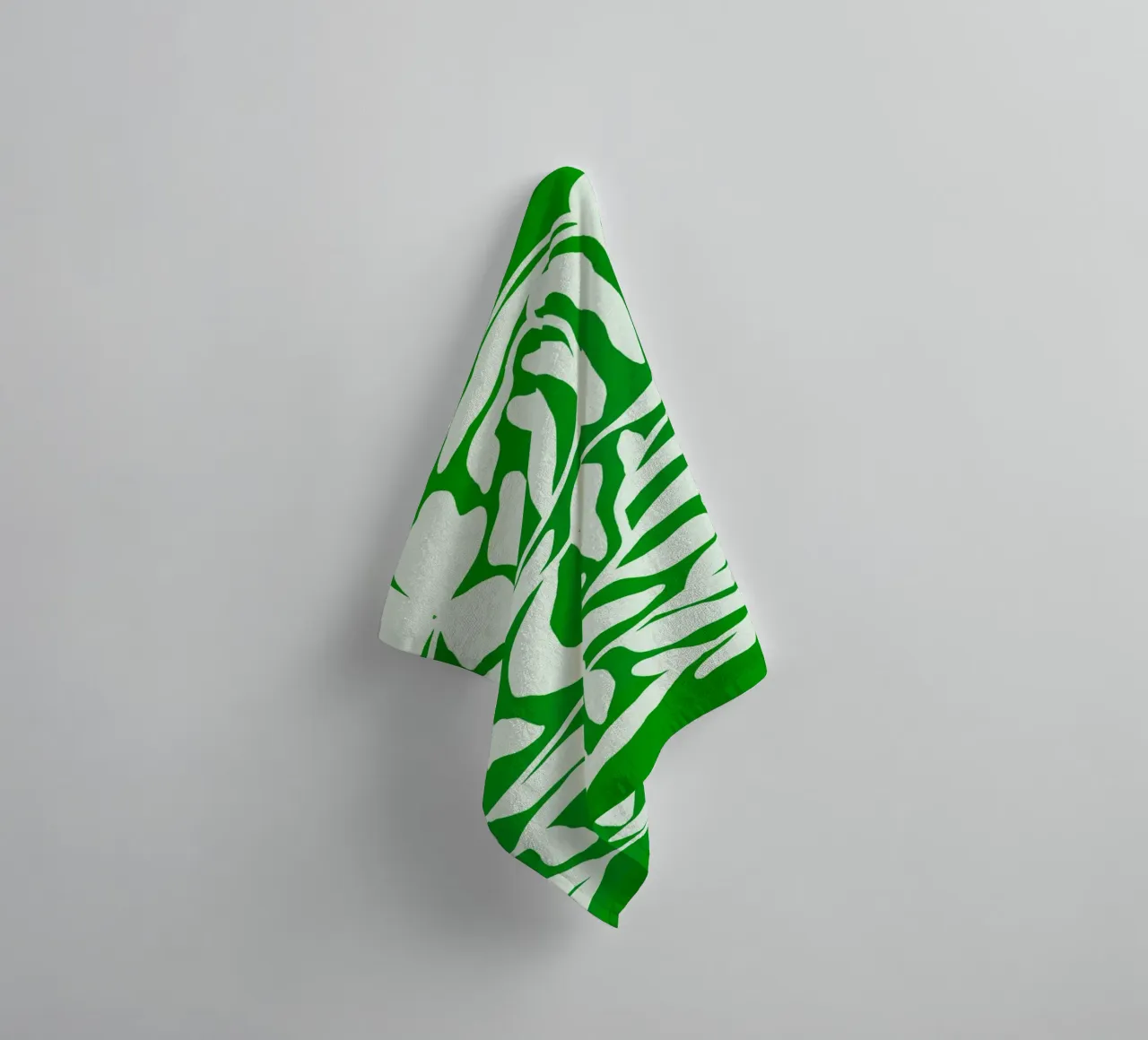 Tropical Green Cutout Floral Pattern with Island Vibe asciugamano da bagno da mysteriouscoco