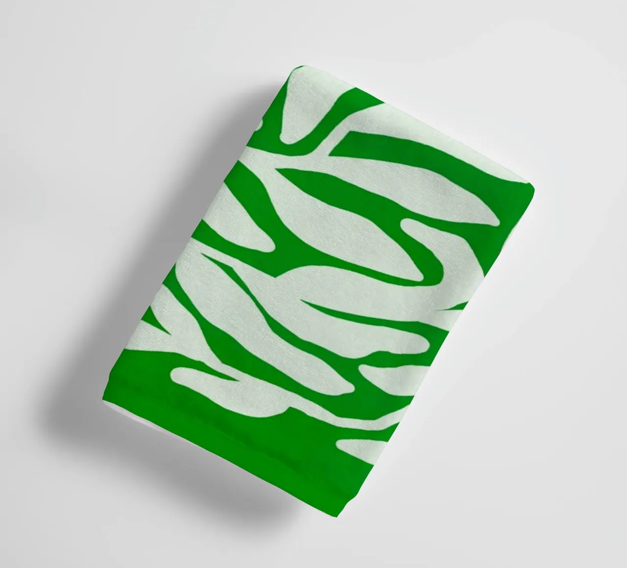 Tropical Green Cutout Floral Pattern with Island Vibe asciugamano da bagno da mysteriouscoco