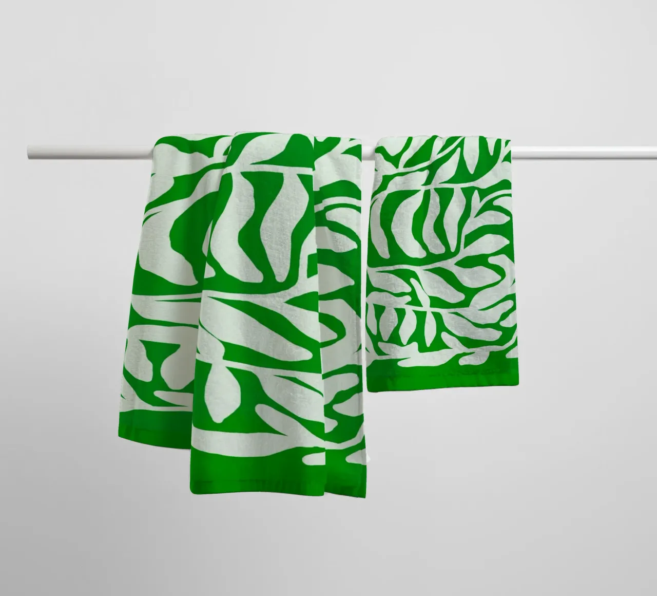 Tropical Green Cutout Floral Pattern with Island Vibe asciugamano da bagno da mysteriouscoco