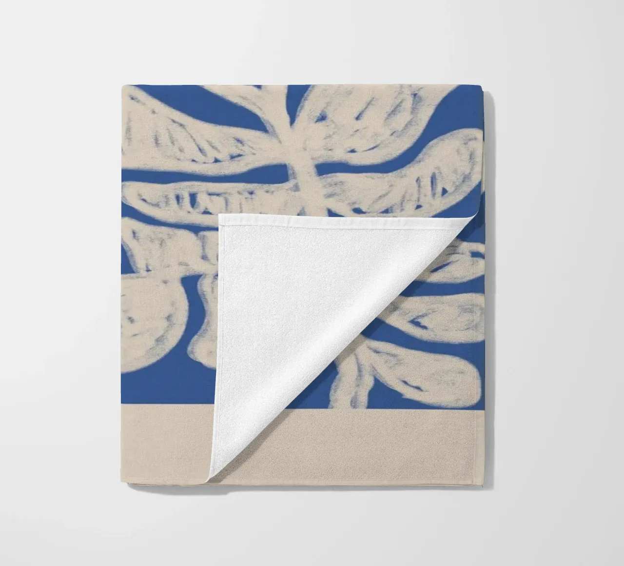 Blu astratto floreale botanico su beige telo mare da Melloi Art Print