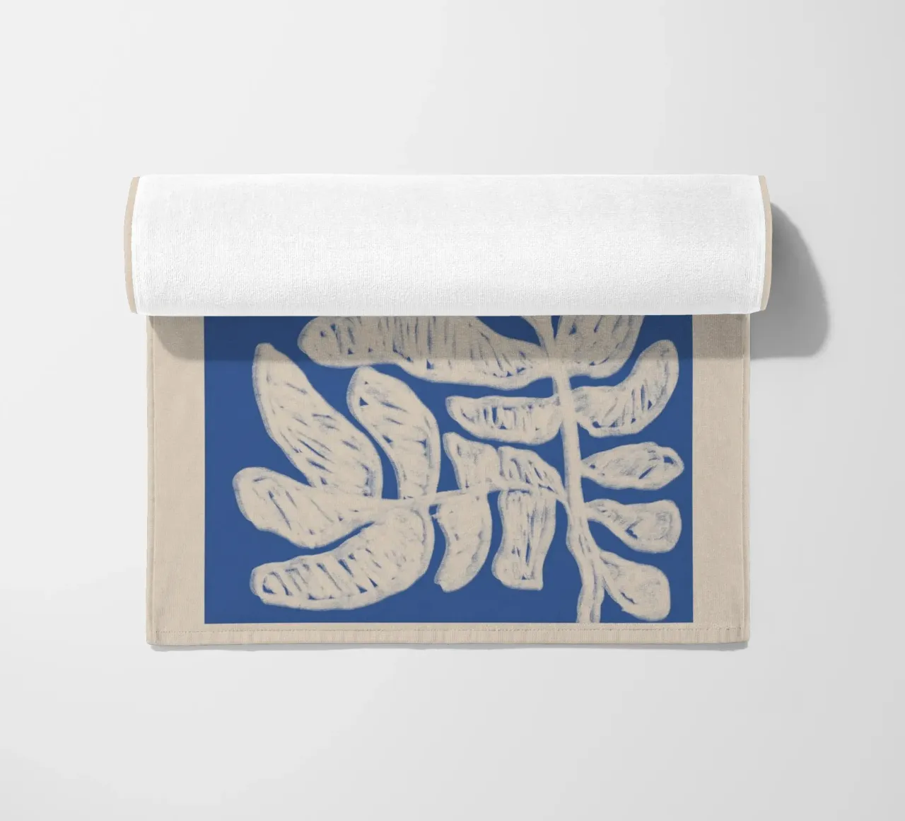 Blu astratto floreale botanico su beige telo mare da Melloi Art Print