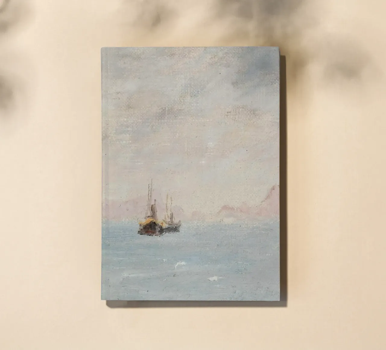 Paisaje marino brumoso: Veleros y picos lejanos, arte sereno cuaderno de ClubArt