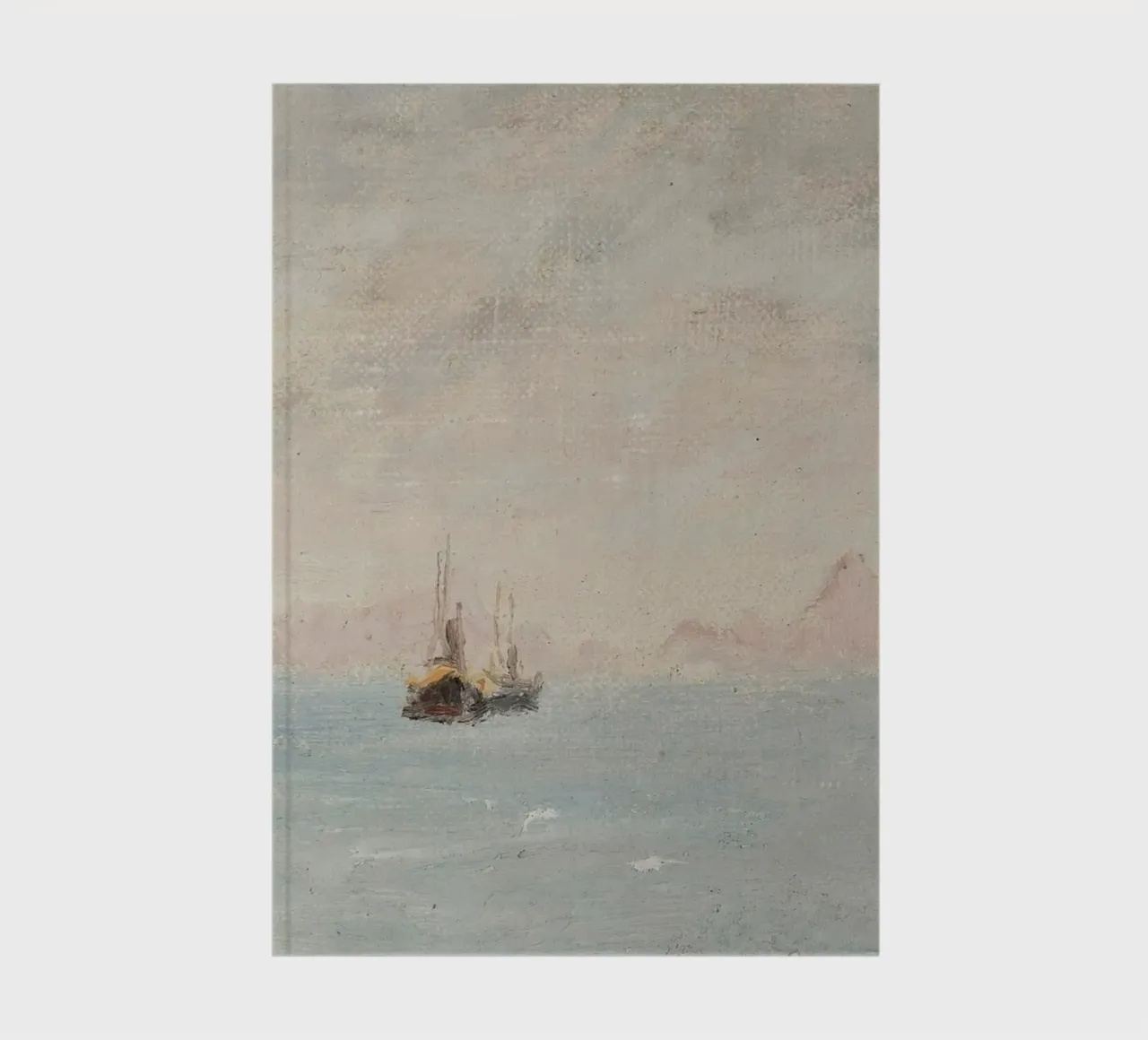 Paisaje marino brumoso: Veleros y picos lejanos, arte sereno cuaderno de ClubArt