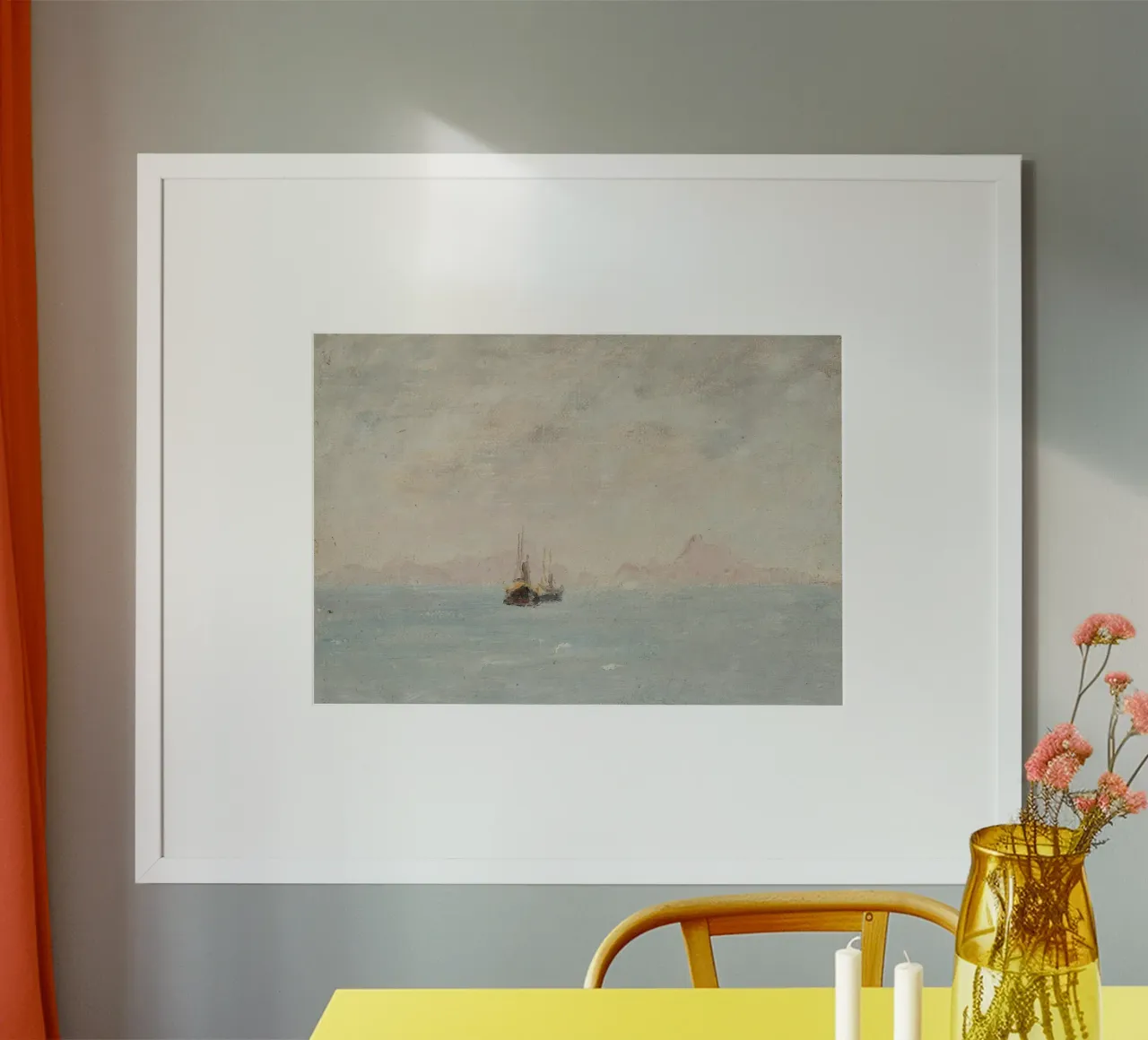 Nevelig zeegezicht: Zeilboten & verre bergtoppen, serene kunst poster met houten frame van ClubArt