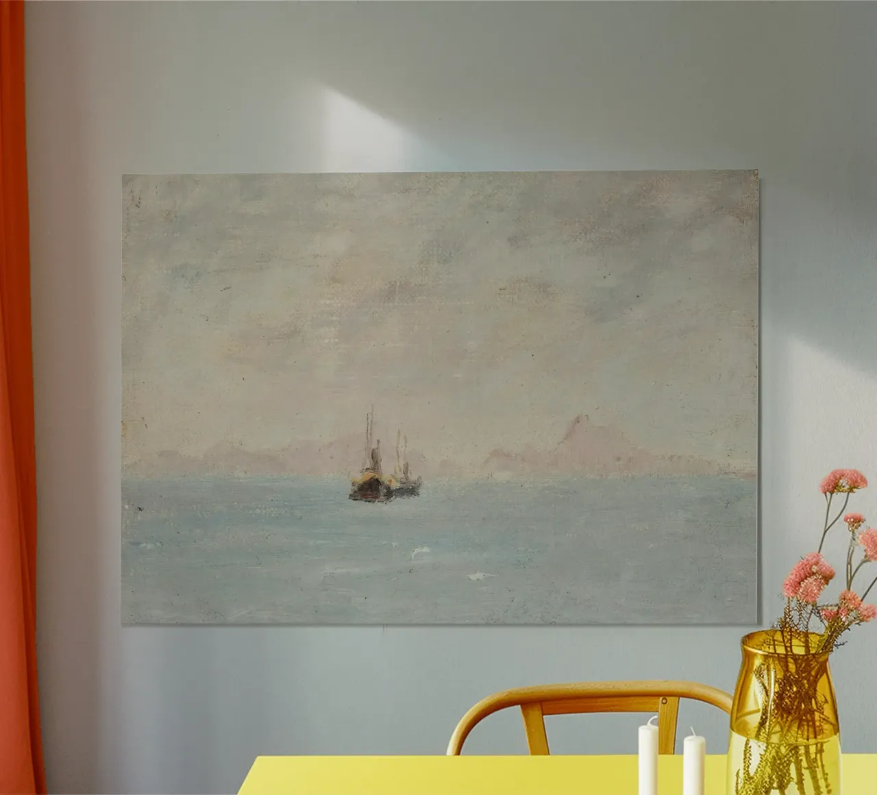 Nevelig zeegezicht: Zeilboten & verre bergtoppen, serene kunst poster met houten frame van ClubArt