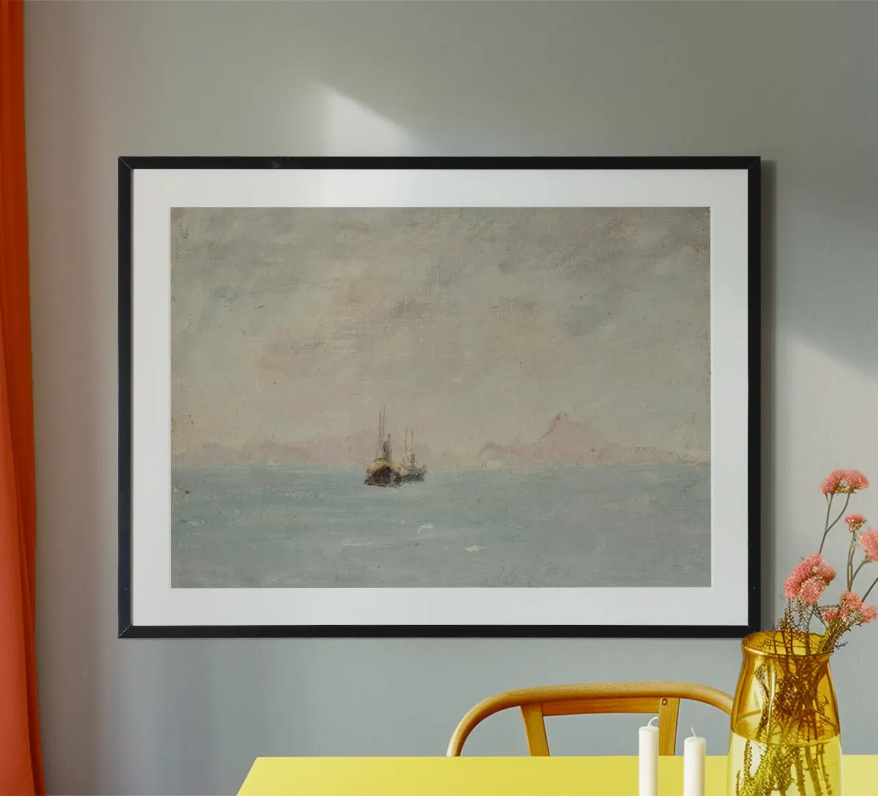 Nevelig zeegezicht: Zeilboten & verre bergtoppen, serene kunst poster met houten frame van ClubArt
