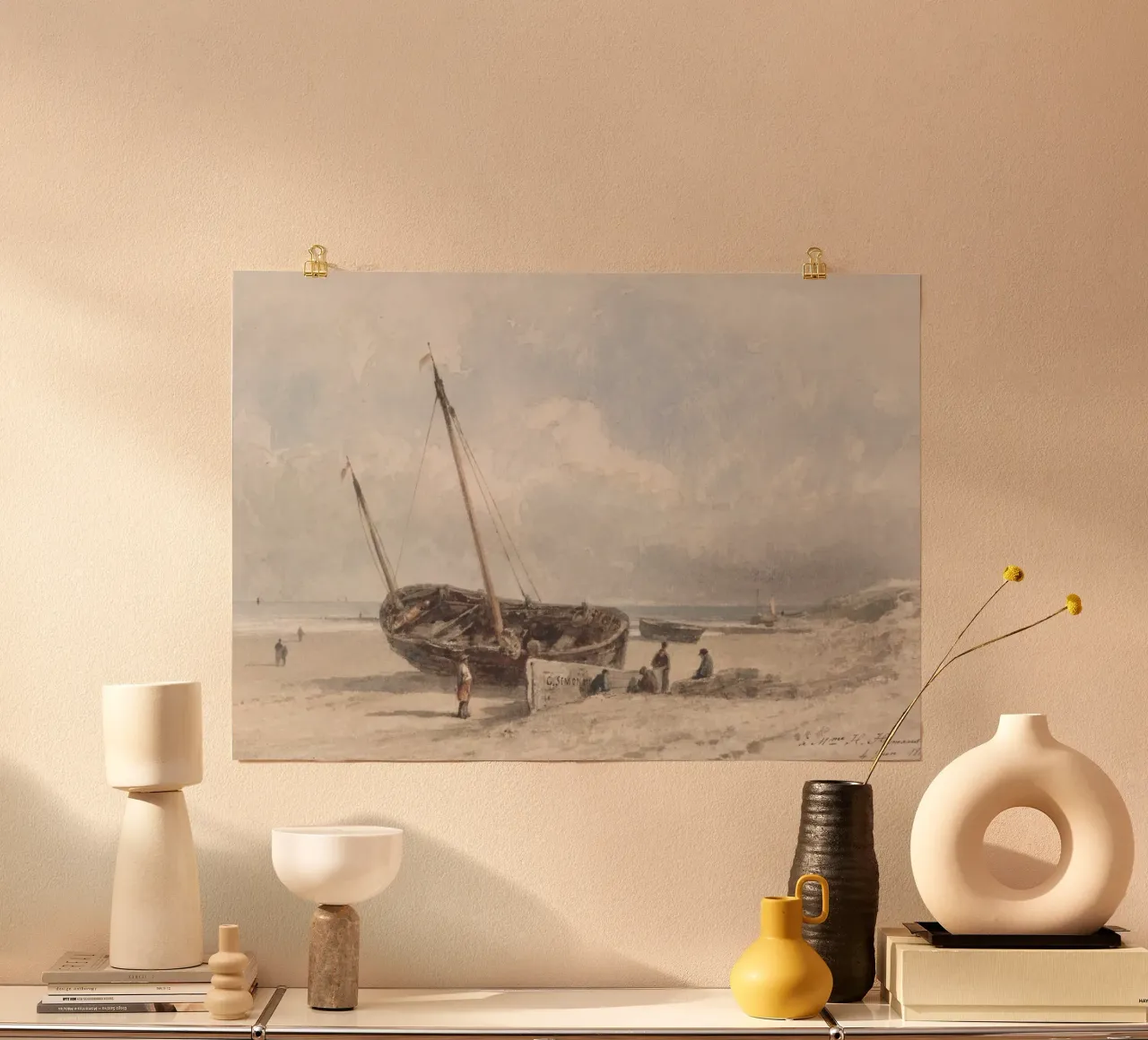 Gestrande vissersboot: Kustgezicht, Vintage Zeegezicht Kunst poster met houten frame van ClubArt