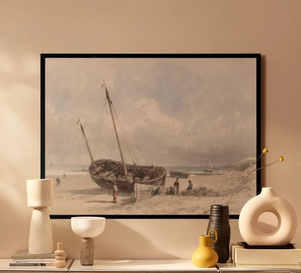 Gestrande vissersboot: Kustgezicht, Vintage Zeegezicht Kunst poster met houten frame van ClubArt