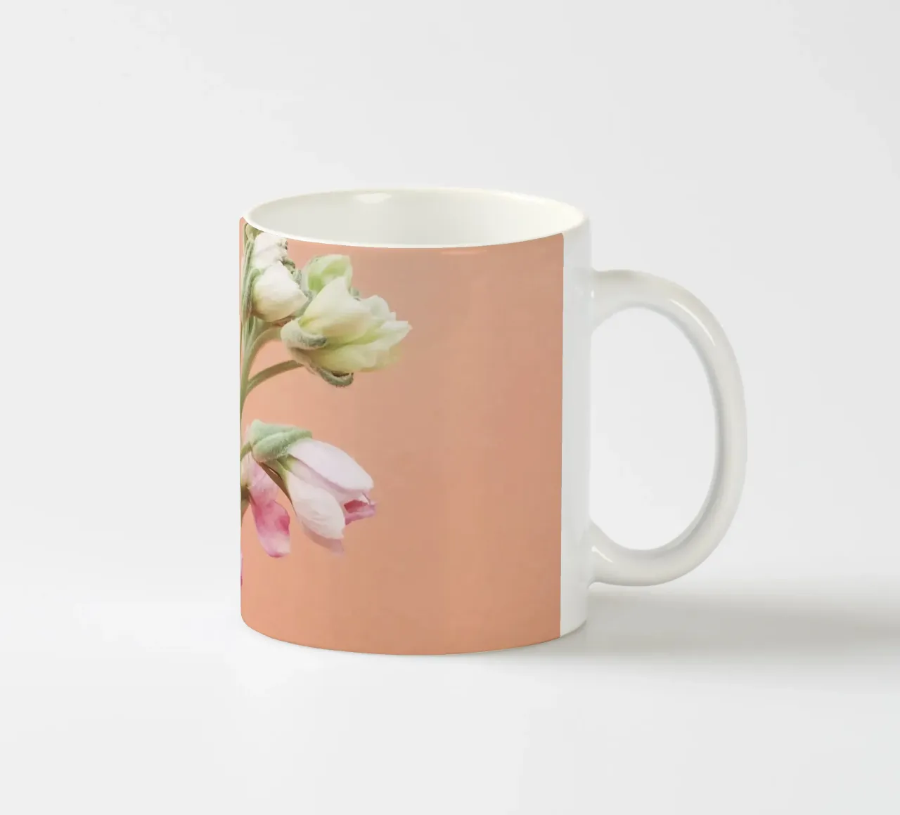 Fioritura tazza in ceramica da Cassia Beck Photography