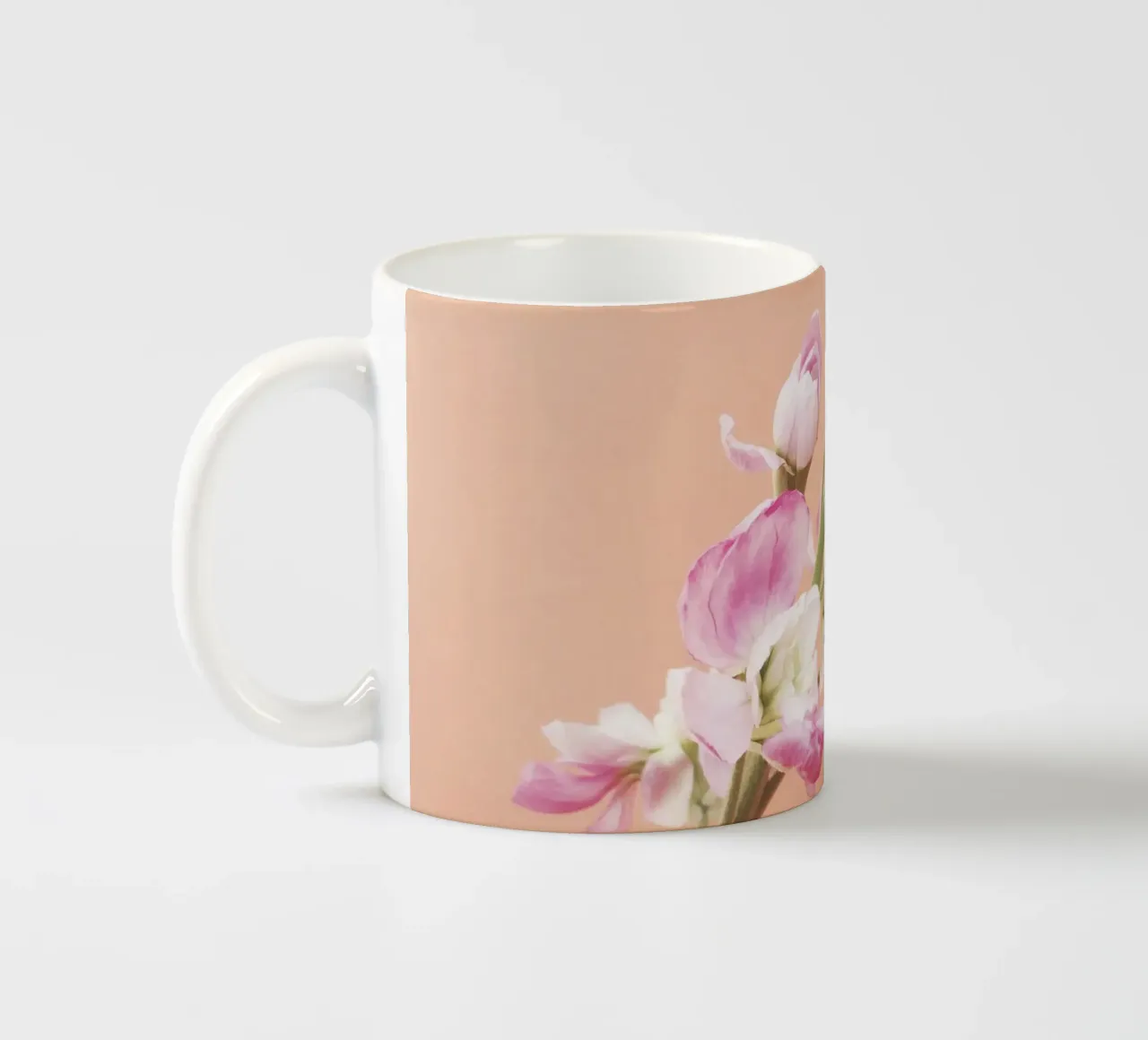 Fioritura tazza in ceramica da Cassia Beck Photography