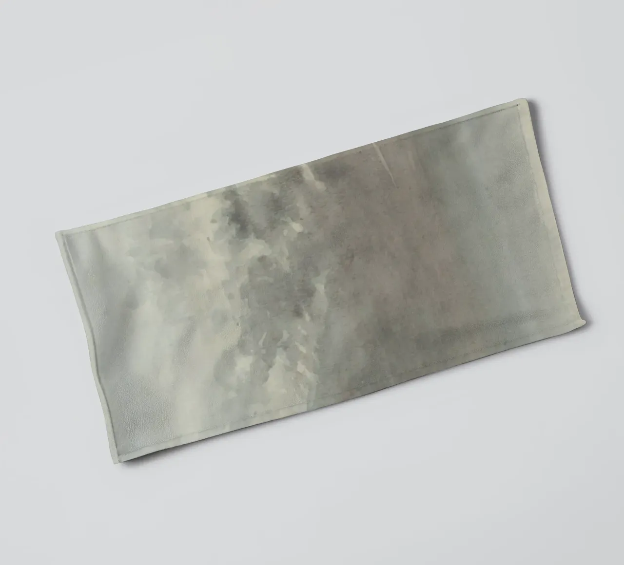 Paysage nuageux dynamique : Étude du ciel, art atmosphérique serviette de bain de ClubArt