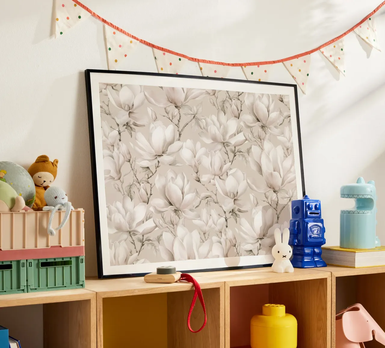 Magnolia Floral Nostalgia Creme Beige poster con telaio in plastica da Andrea Haase Floral Passion