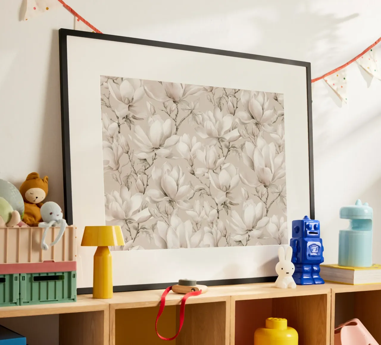 Magnolia Floral Nostalgia Creme Beige poster con telaio in plastica da Andrea Haase Floral Passion