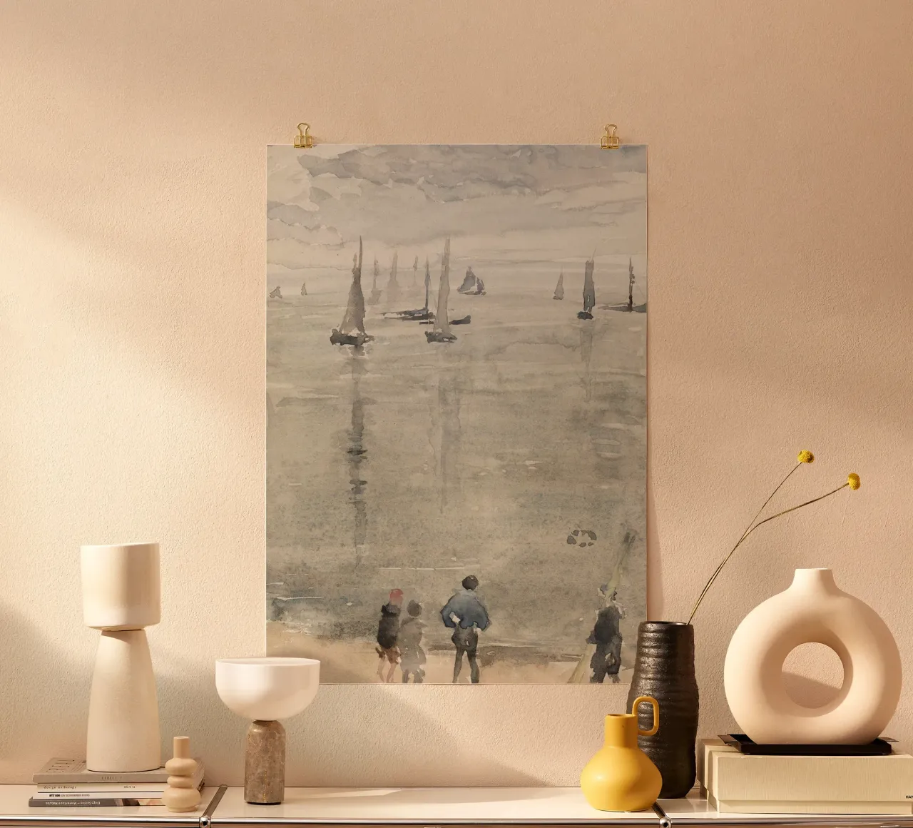 Paesaggio marino impressionista: Barche a vela e figure nella nebbia poster da ClubArt