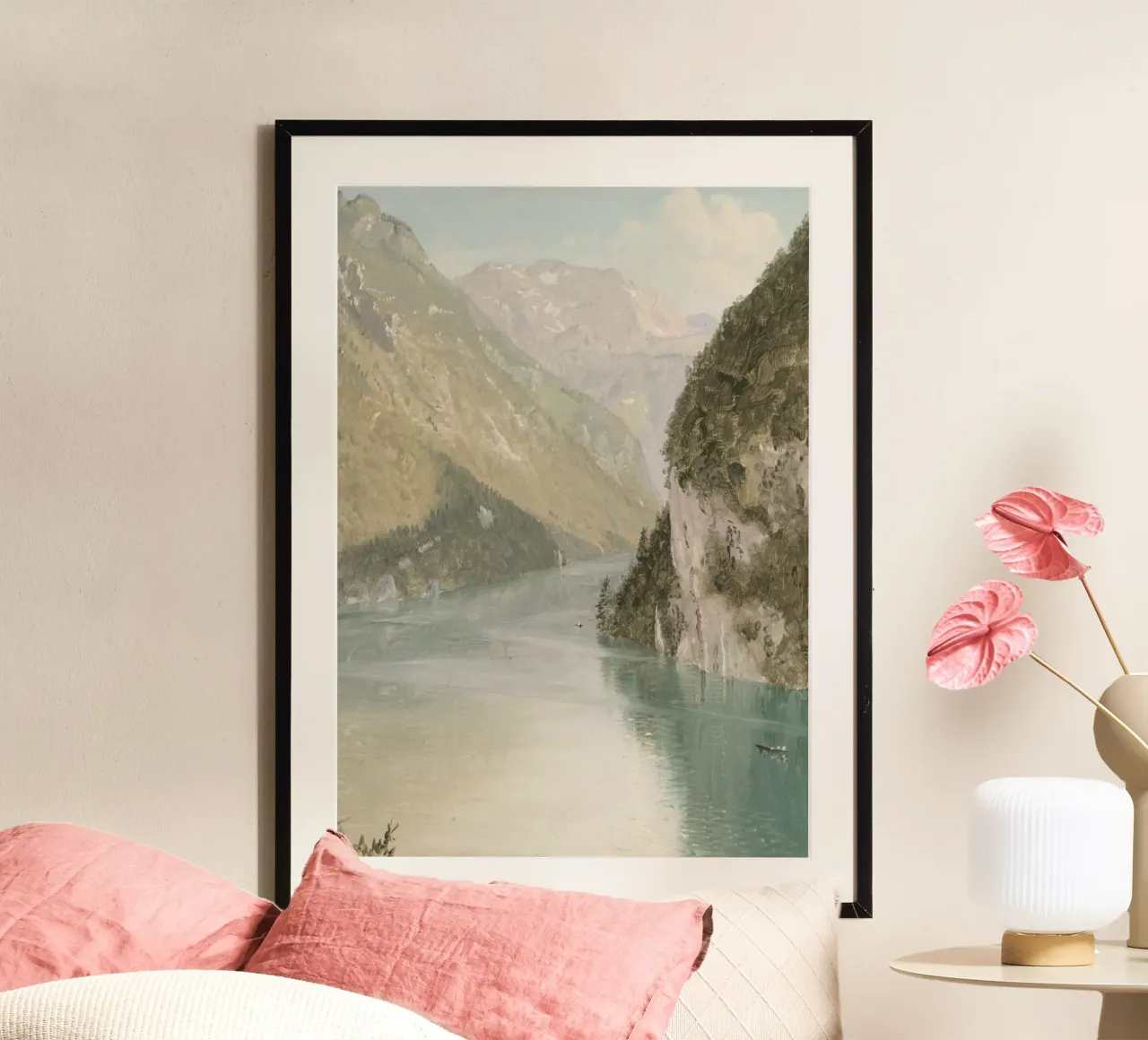 Romantischer Alpensee: Gelassene Wasserlandschaft in den Bergen Poster von ClubArt