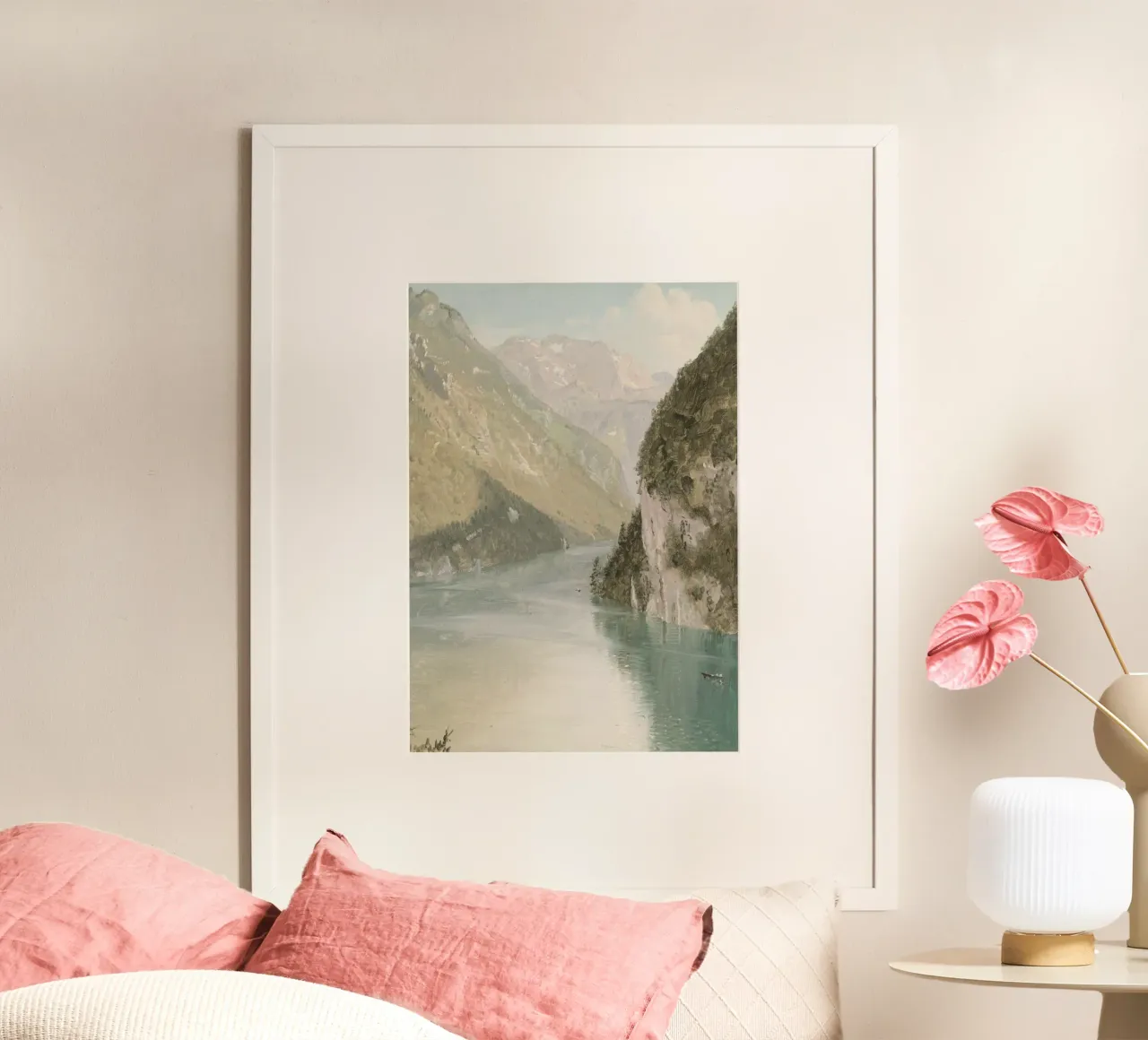 Romantischer Alpensee: Gelassene Wasserlandschaft in den Bergen Poster von ClubArt