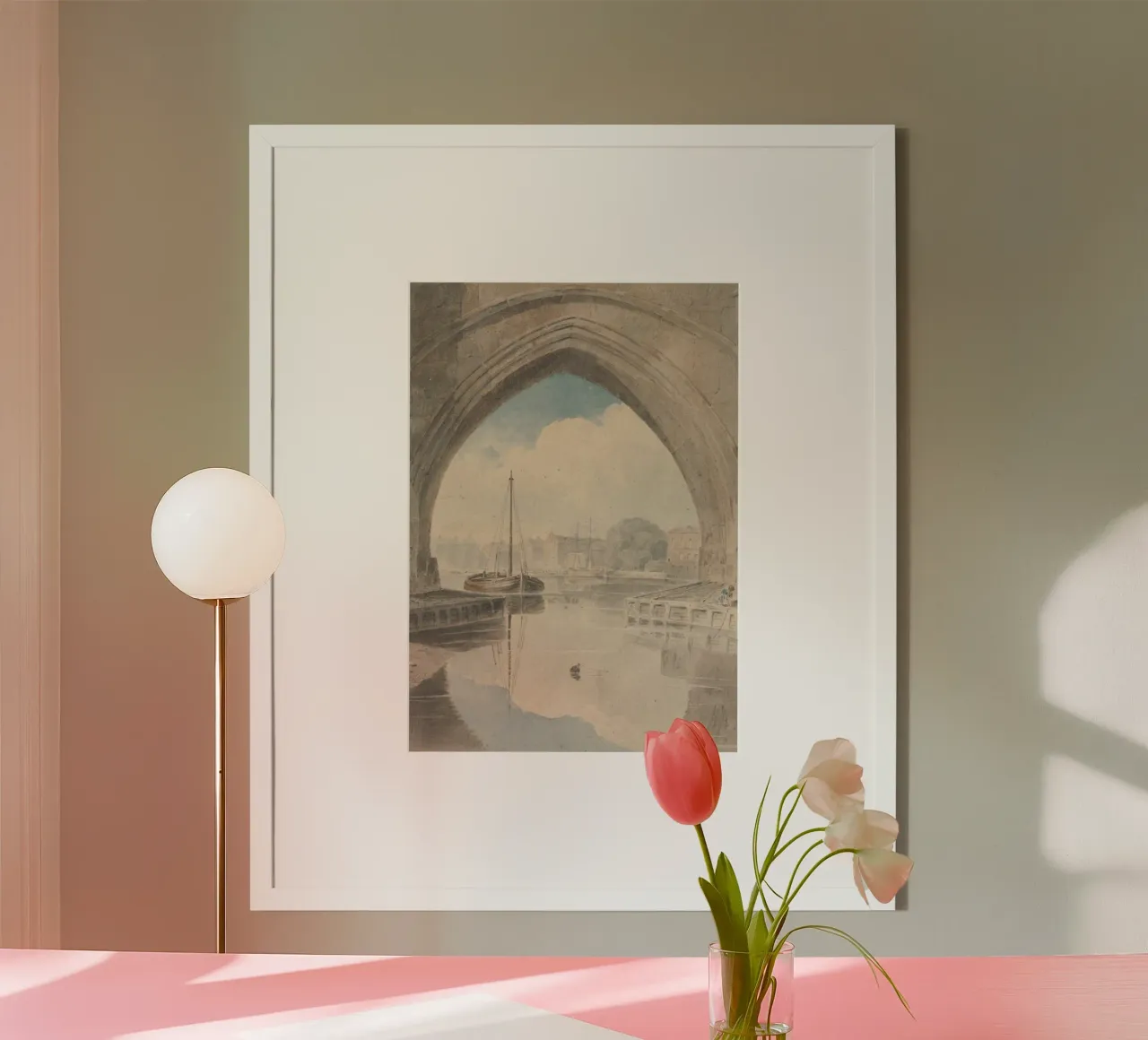 Historischer Brückenbogen: Flussboote und Stadtspiegelung Poster von ClubArt
