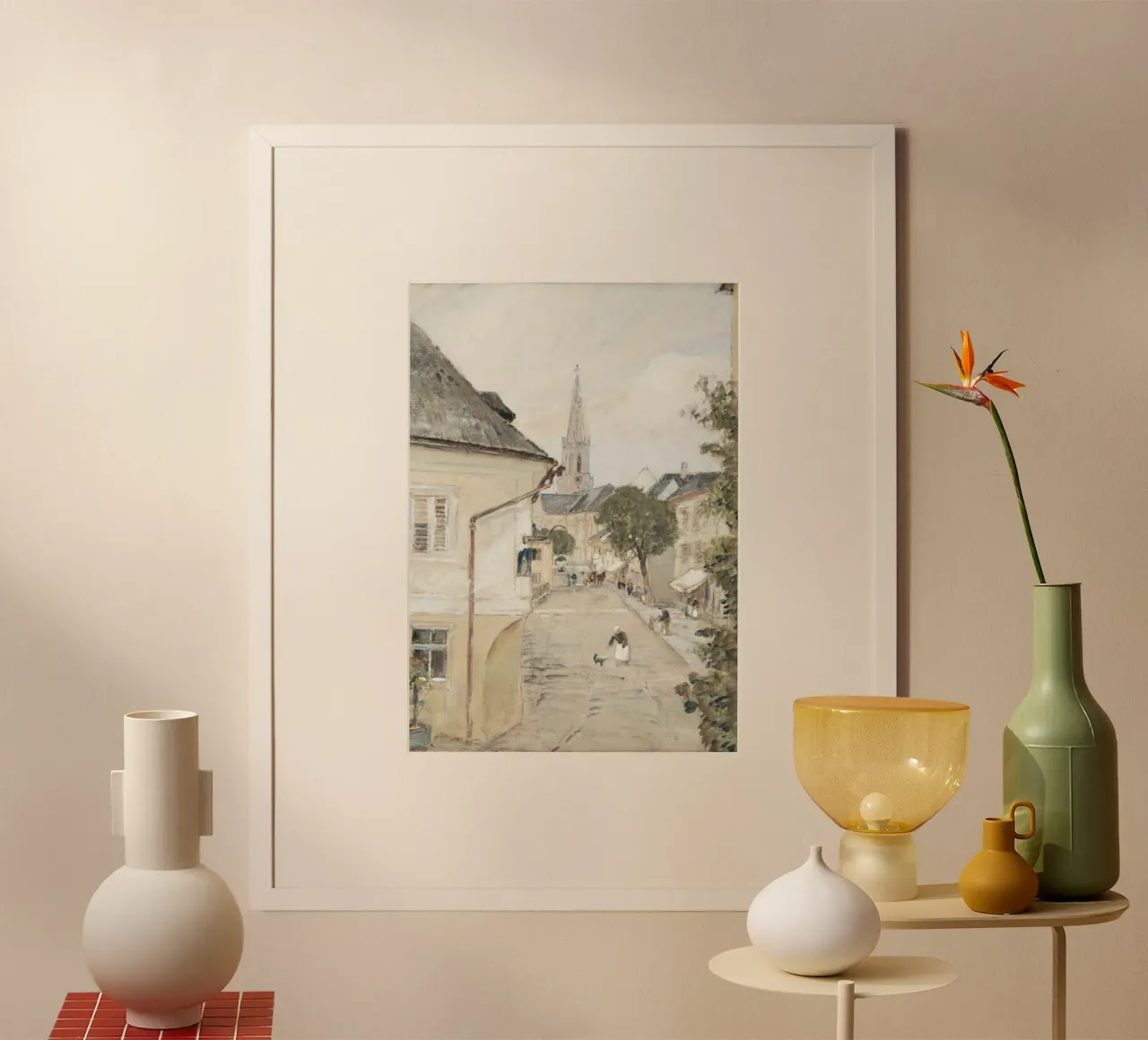 Città storica europea: chiesa a cuspide e vita di strada poster da ClubArt