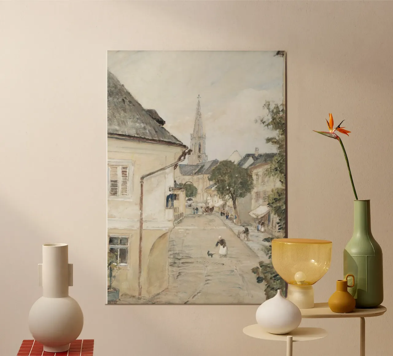 Città storica europea: chiesa a cuspide e vita di strada poster da ClubArt