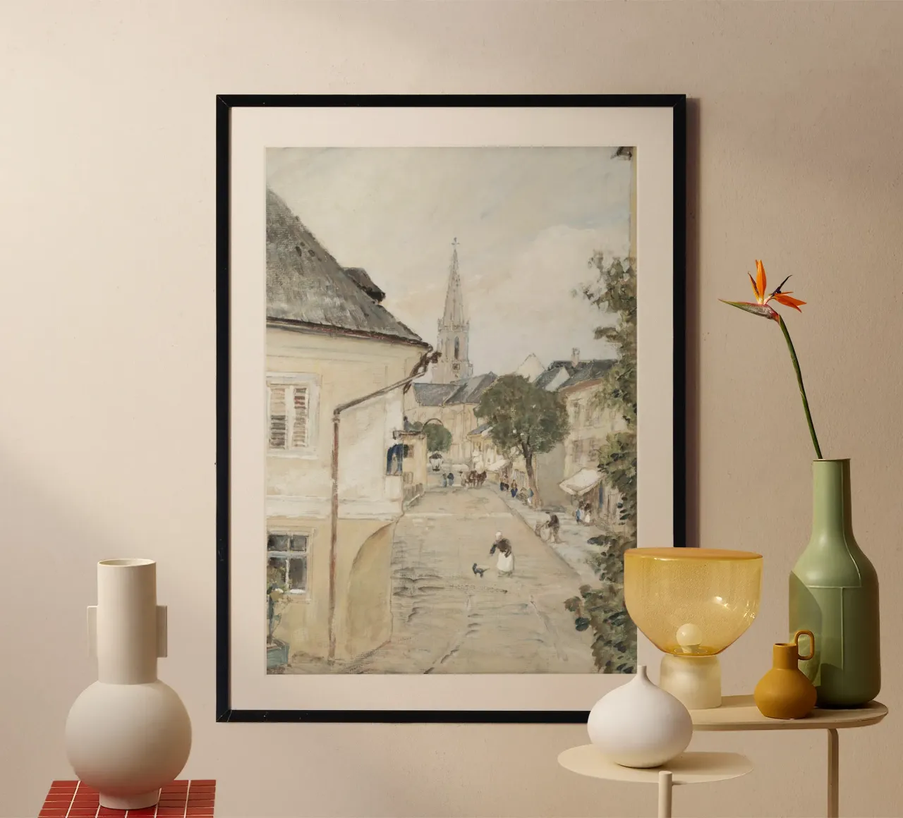 Città storica europea: chiesa a cuspide e vita di strada poster da ClubArt