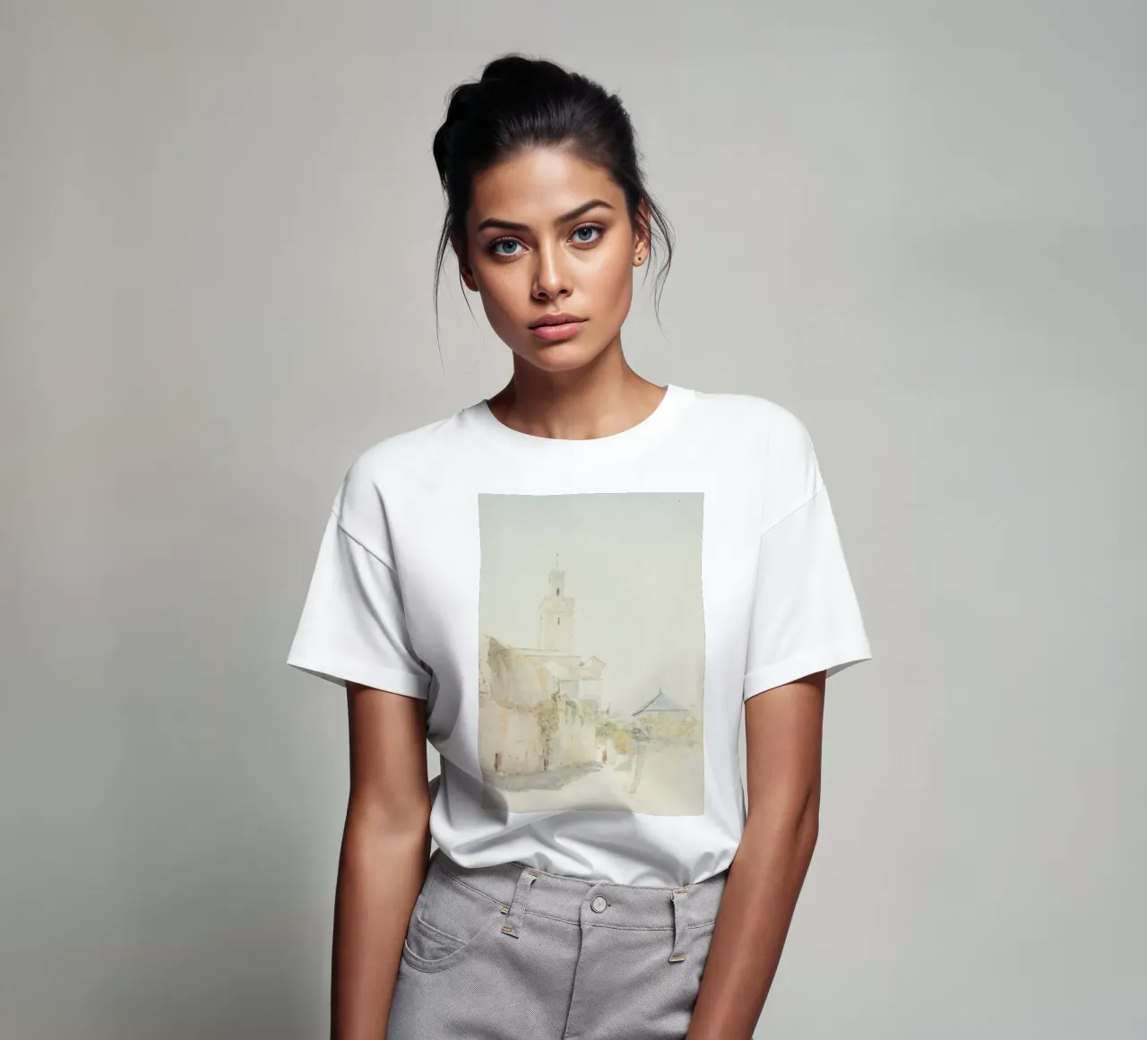 Strada nordafricana: Minareto e acquerello in dissolvenza t-shirt da ClubArt