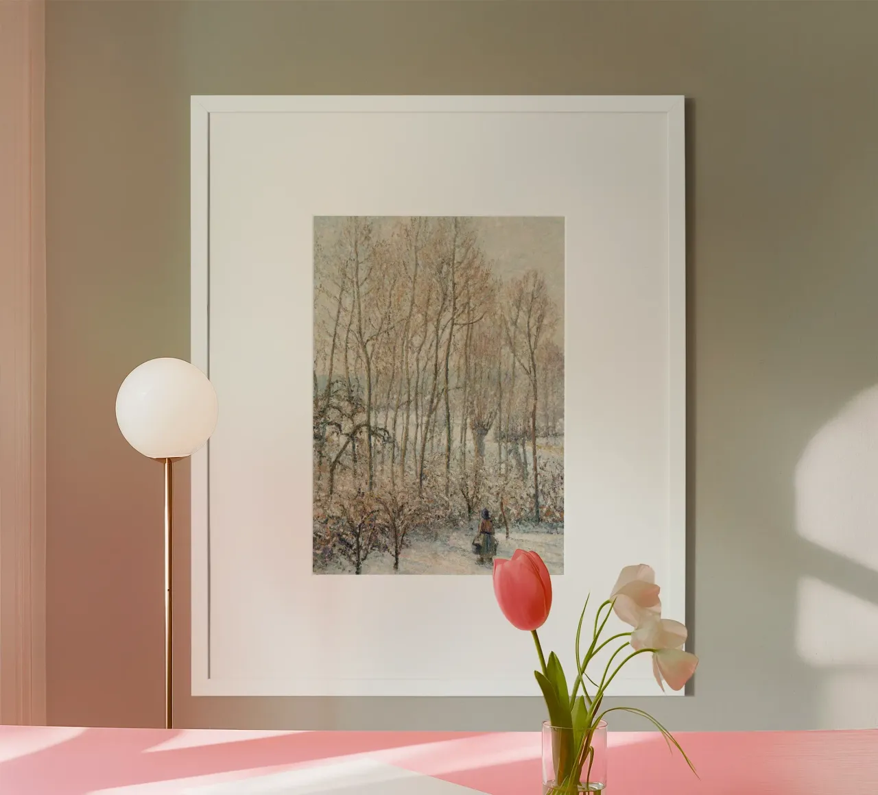 Hiver impressionniste : Chemin enneigé avec personnage solitaire et arbres poster avec cadre en aluminium de ClubArt