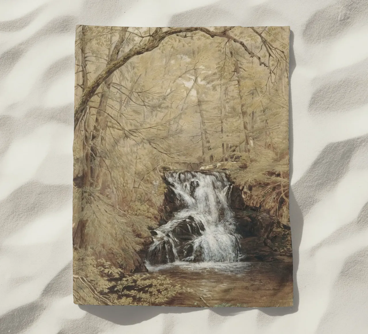 Cascata romantica: Cascata nella foresta e natura selvaggia e serena telo mare da ClubArt