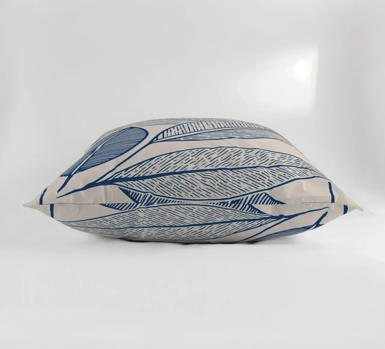 Arte moderna della linea di foglie botaniche in blu navy cuscino da FlowersShop