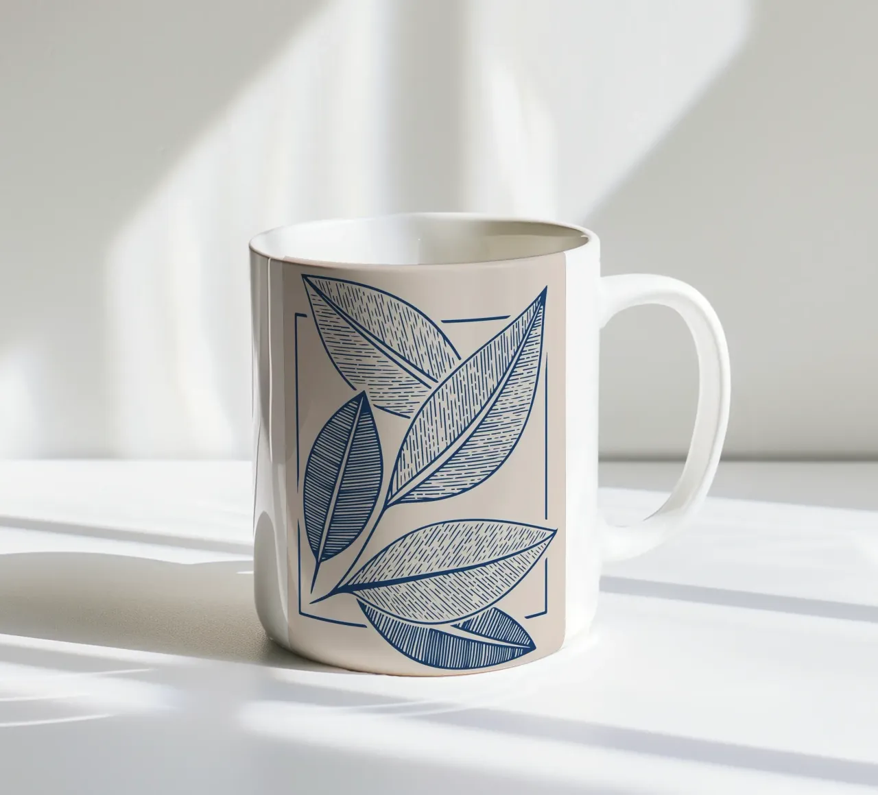 Arte moderna della linea di foglie botaniche in blu navy tazza in ceramica da FlowersShop