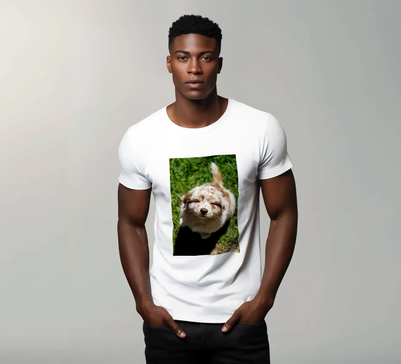 cucciolo che sorride sull'erba t-shirt da animal story home