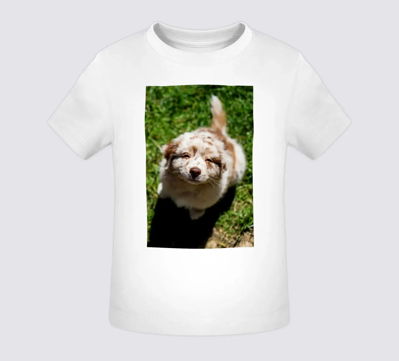 cucciolo che sorride sull'erba maglietta neonato da animal story home