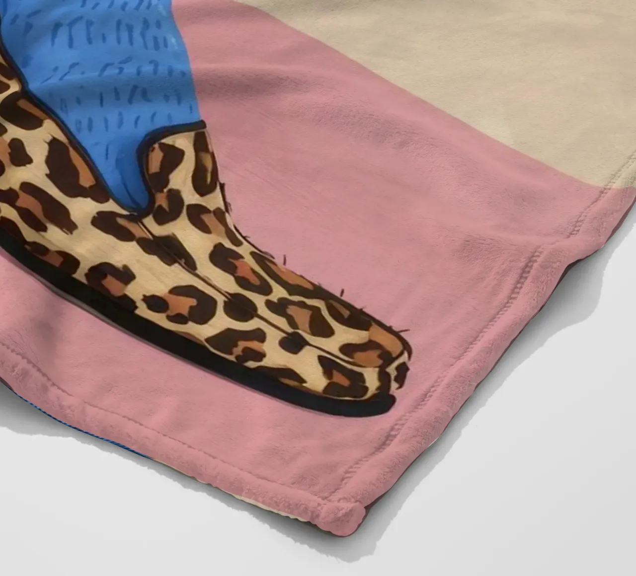 Passo del calzino leopardato coperta in pile da Tiga Bersama