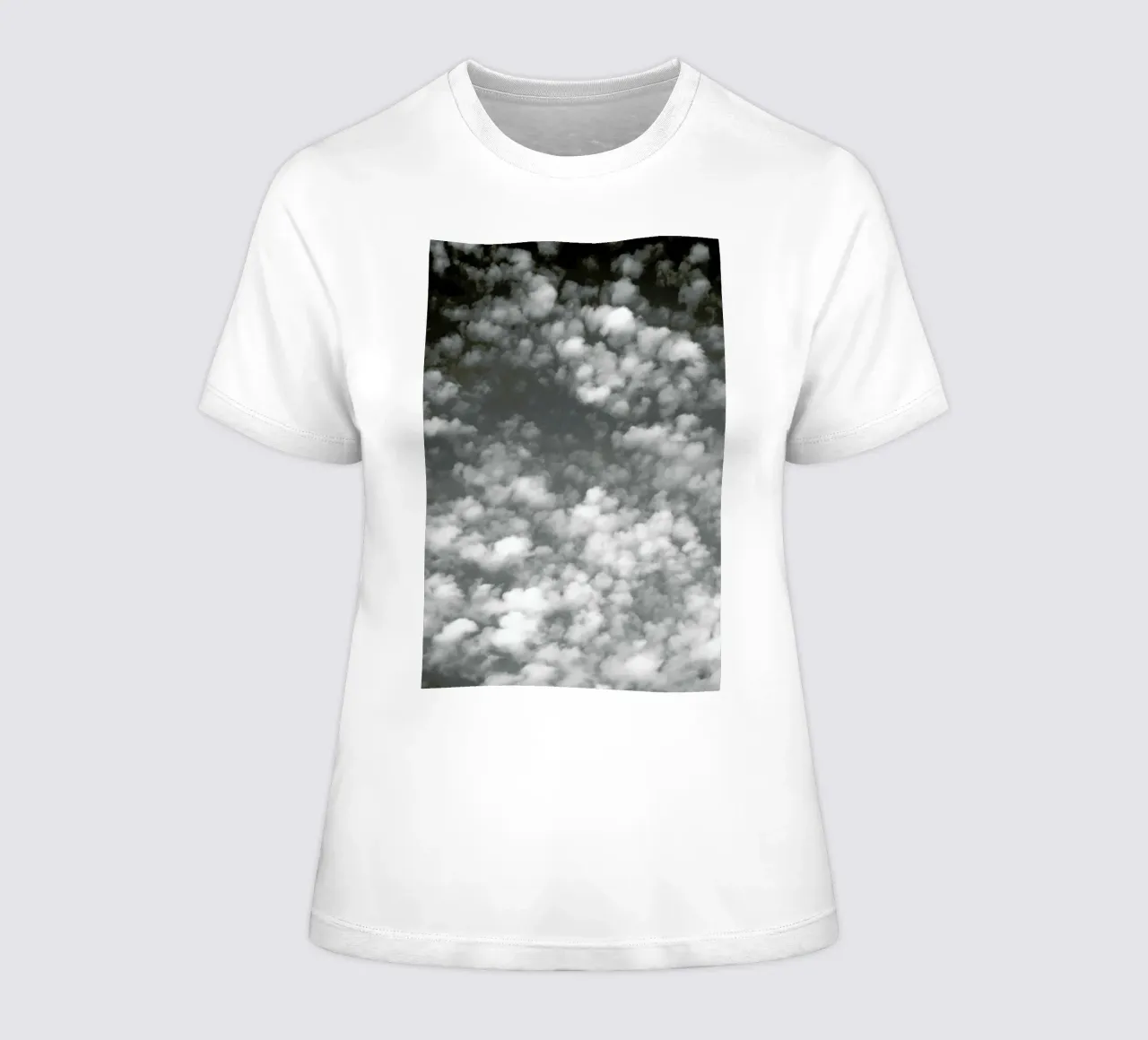 Sky, Clouds And Counting Sheep t-shirt da donna da Studio Nahili