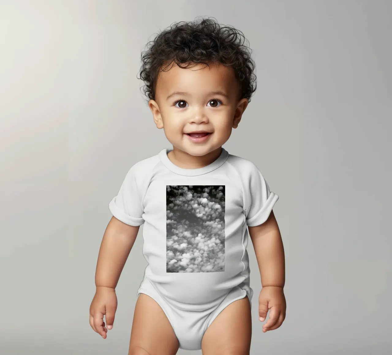 Sky, Clouds And Counting Sheep body neonato maniche corte da Studio Nahili