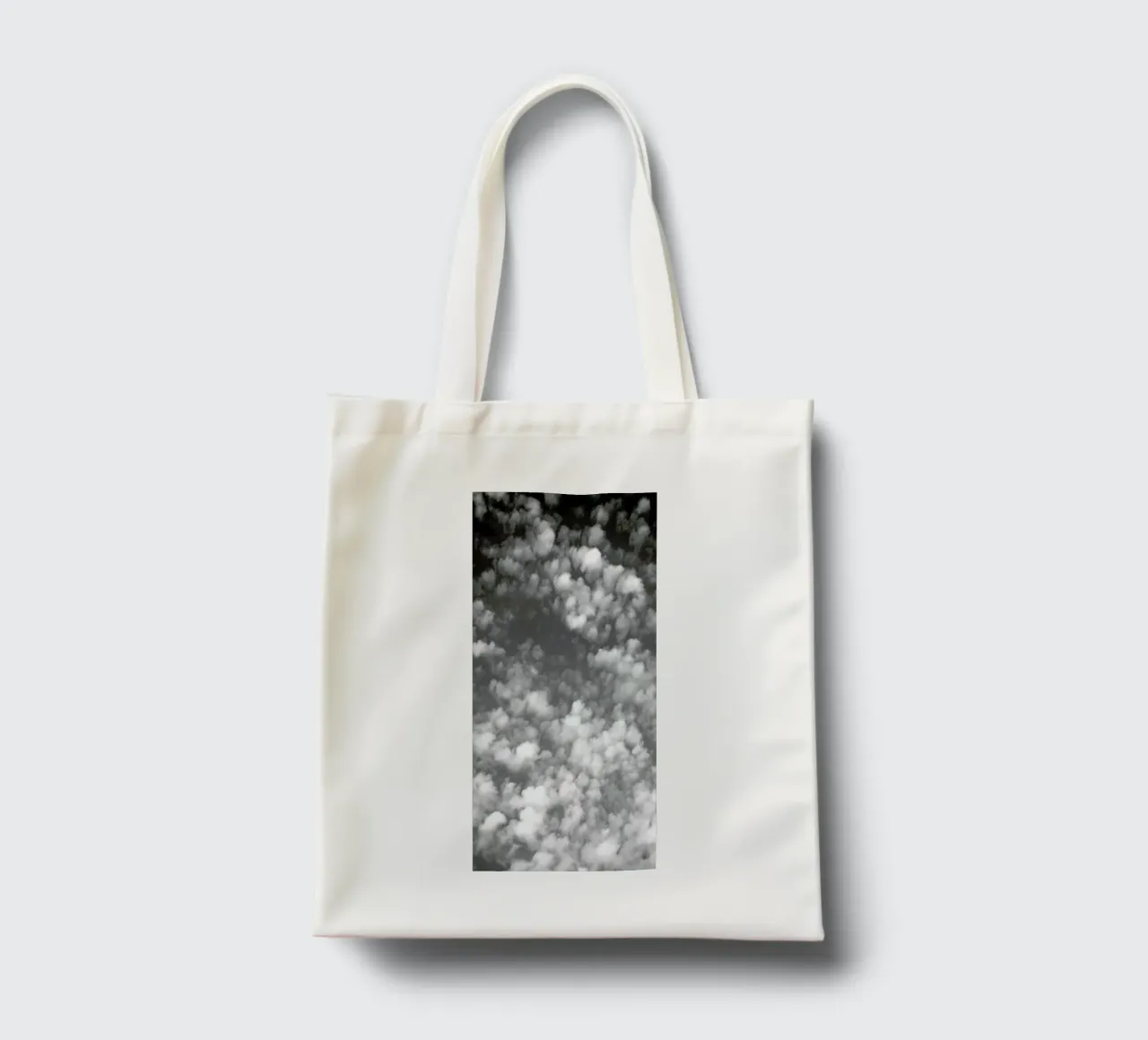 Sky, Clouds And Counting Sheep borsa in juta da Studio Nahili